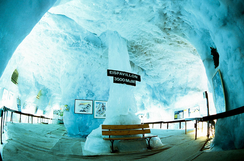 Ледяной павильон на Mittelallalin (3500 м) © Saas-Fee Tourismus