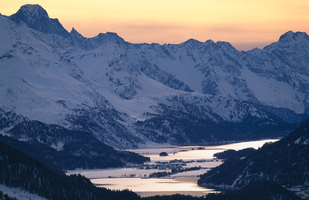 ENGADIN St. Moritz: Blick Richtung Sils auf den Silvaplaner- und Silsersee