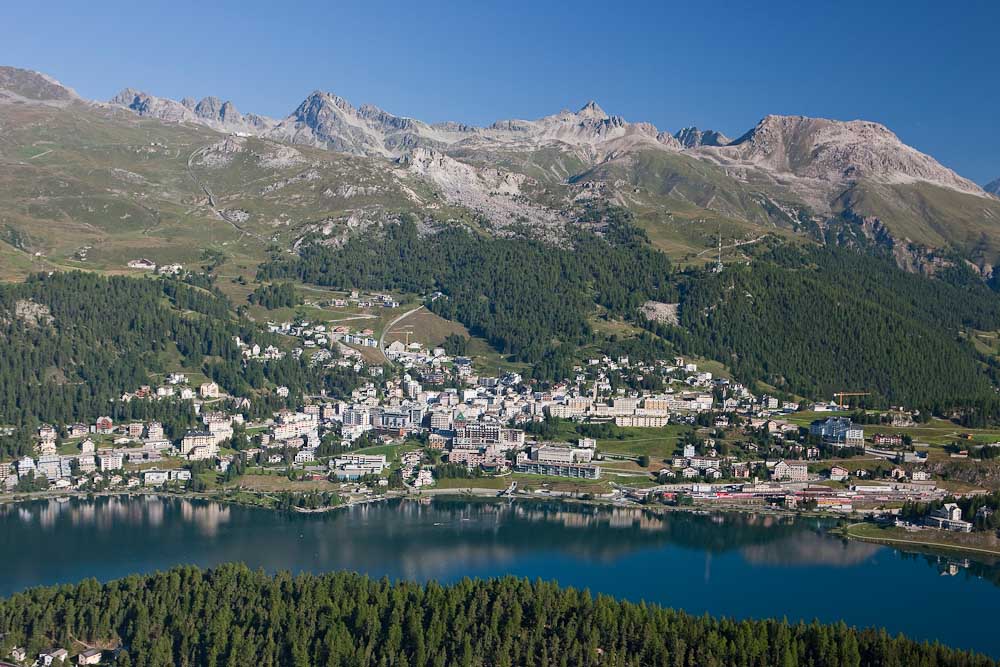 ENGADIN St. Moritz: Blick auf St. Moritz und St. Moritzersee mit Gebiet Corviglia/Piz Nair