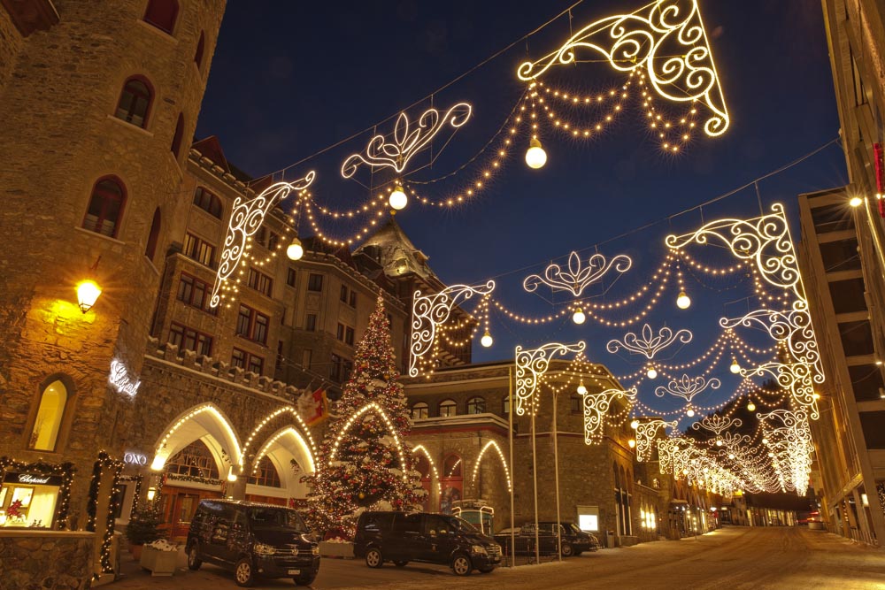 ENGADIN St. Moritz: Beleuchtete Einkaufsstrasse in St. Moritz